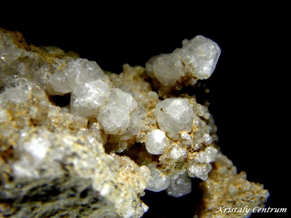Analcim kristályok - Dunabogdány, Csódi-hegy