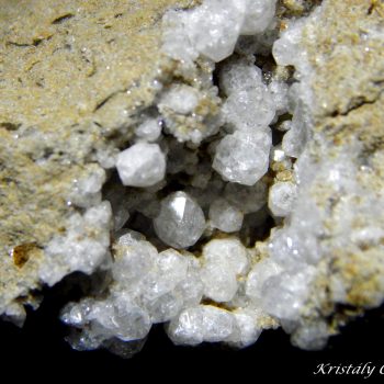 Analcim kristályok kőzetüregben - Dunabogdány Csódi-hegy